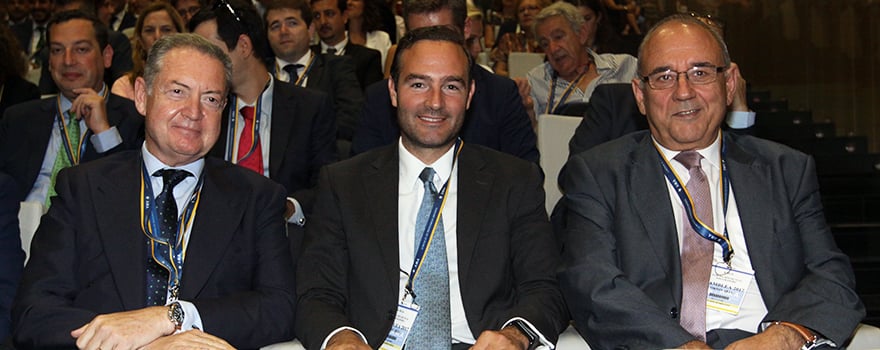 Alberto García, de la Fundación AMA; con Luis de Palacio secretario de FEFE; y Juan José Rodríguez Sendín, expresidente de la Organización Médica Colegial (OMC). 