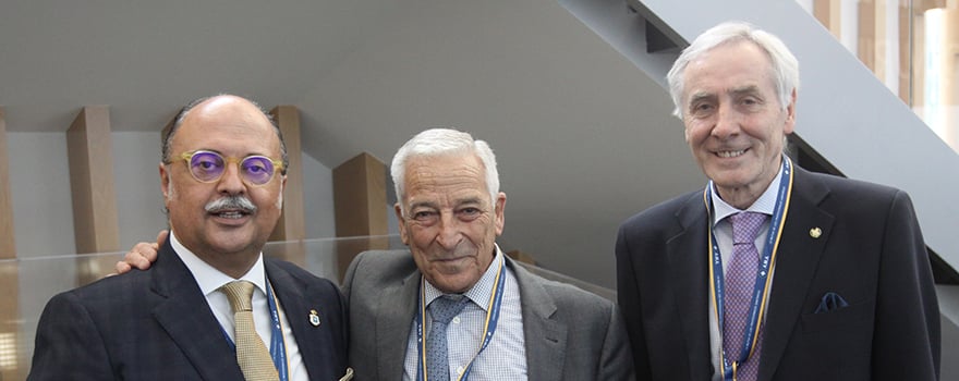 Pedro Hidalgo posa con Miguel Carrero y Esteban Imaz, secretario general de PSN. 