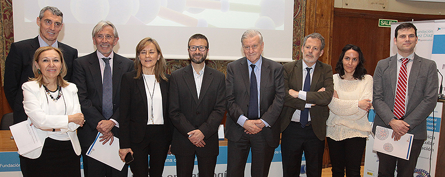 Foto de familia de todos los participantes de las mesas en la Jornada sobre Medicina Genómica junto a Valentín Fuster.