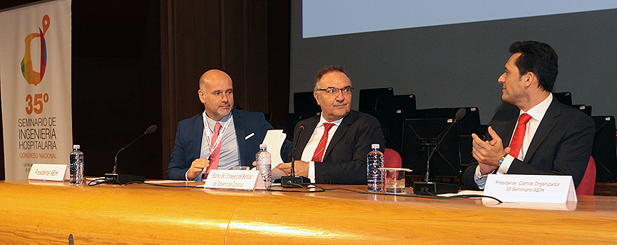 Luis Mosquera y José Manuel Baltar atienden a la presentación de Luis Fernando Talavera, durante el 35º Congreso Nacional de Ingeniería Hospitalaria.