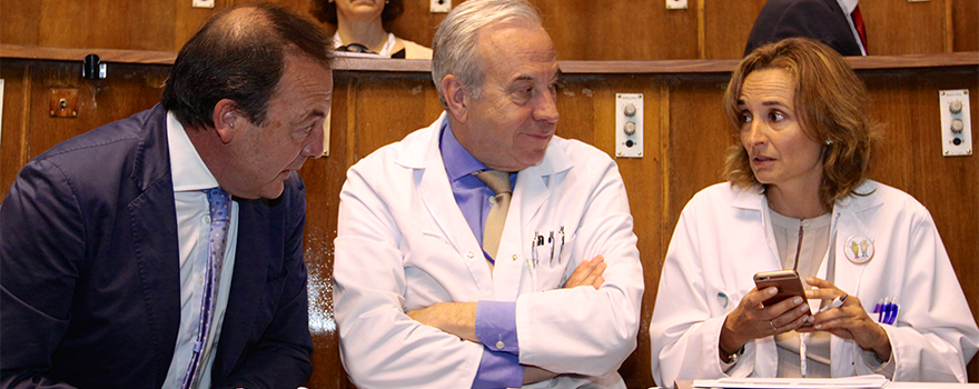 Javier Dodero, responsable de Continuidad Asistencial de los Hospitales Públicos de Madrid de Quironsalud; Javier Guerra, director médico de la Fundación Jiménez Díaz; y Ana Lea, subdirectora médica del mismo centro.