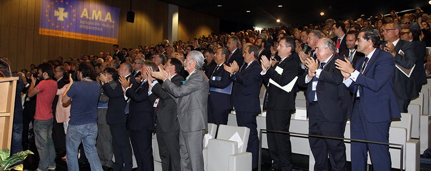 Los asistentes, aplaudiendo a Diego Murillo tras su despedida. 