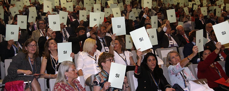 Los participantes de la última Asamblea General de AMA votan la cuenta de resultados de la compañía. 