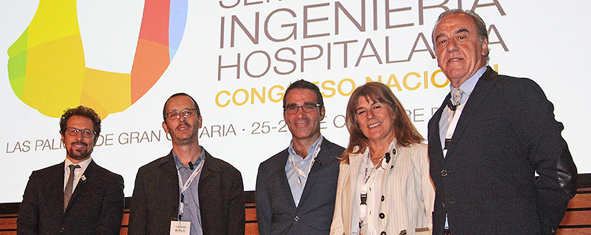 Luis Márquez, director general de Recursos Económicos del Servicio Canario de Salud (SCS) y moderador del debate; Jaume Cera, director gerente de la Oficina de Proyectos de J.G. Ingenieros S.A.; Antoni Campos, director de Operaciones de Vall d'Hebrón; Beatriz González, catedrática de Métodos Cuantitativos en Economía y Gestión de la Universidad de Las Palmas de Gran Canaria. 