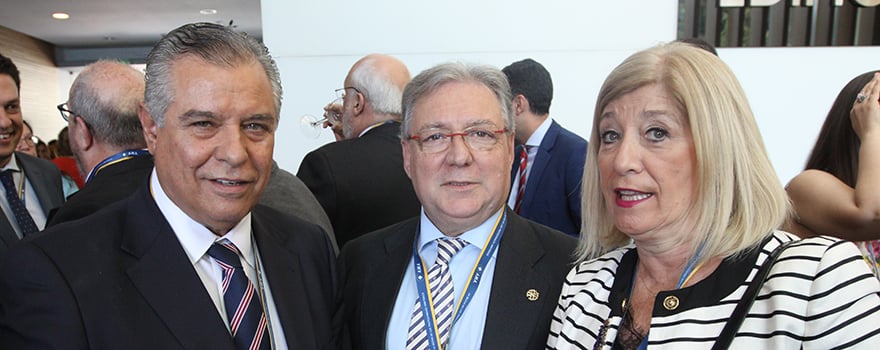 Bartolomé Beltrán, consejero de AMA; con Jorge Barnés, presidente del Consejo de Podólogos de Andalucía; y con Blanca Fernández, presidenta del Consejo de Ópticos de Andalucía.  