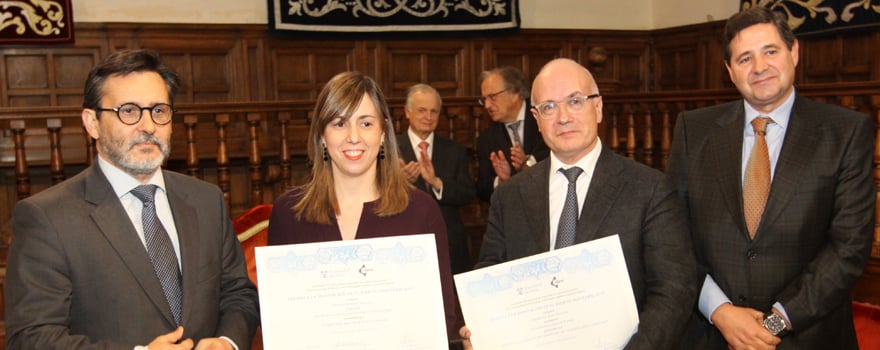 En el centro, Laida Elberdín Pazos y Lluís Puig, ganadores del premio a los mejores proyectos de innovación en dermatología. A los lados, Julio Mayol y Joaquín Estévez. 