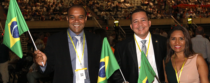 Los represantes de Brasil saludan durante la presentación del CIE. 