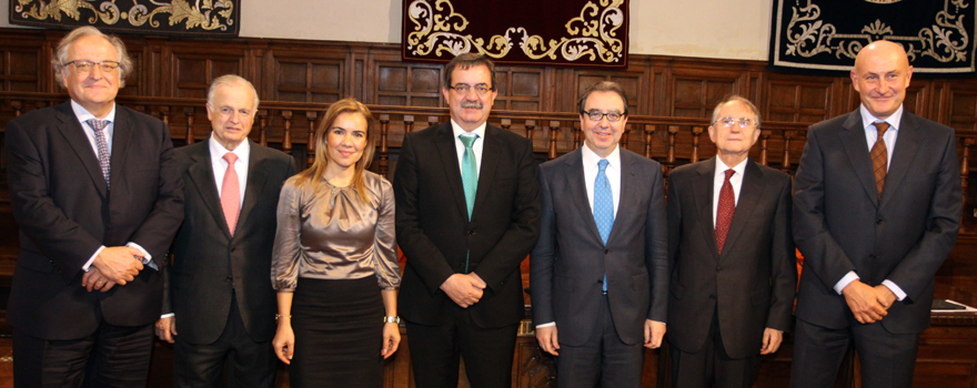 Melchor Álvarez de Mon, catedrático de Medicina y director del Departamento de Medicina y Especialidades de la Universidad de Alcalá; Francisco Zaragozá, director del Departamento de Ciencias Biomédicas de la Universidad de Alcalá; Miriam Rabaneda, directora general de Planificación, Investigación y Formación de la Consejería de Sanidad de Madrid; Manuel Molina, vicesonsejero de Sanidad de Madrid; Fernando Galván, rector de la Universidad de Alcalá; Juan Tamargo, catedrático de Farmacología de la Facultad de Medicina de la Universidad Complutense de Madrid, y Jordi Martí, director general de Celgene en España y Portugal. 