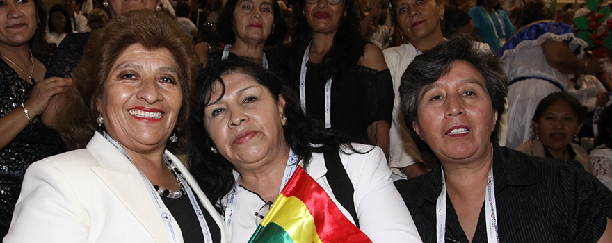 Enfermeras de Bolivia atienden a la inauguración. 
