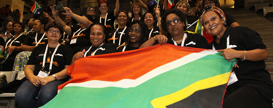 Enfermeras de Sudáfrica saludan antes de comenzar la ceremonia. 