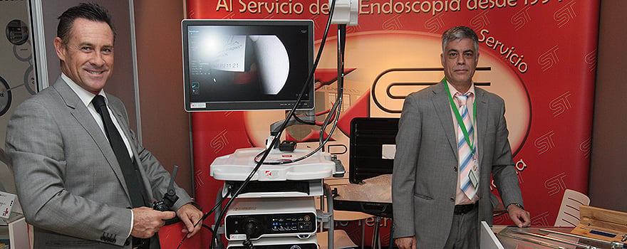 Matias Hernández, director de Medical 7, y Ricardo Paverini, del departamento técnico posan junto a su stand.