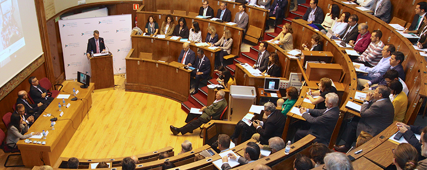 Vista general del Aula Magna durante la intervención del director gerente de la FJD. 