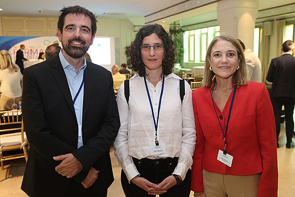 Josep Maria Guiu, Josep Maria Guiu, jefe del Servicio de Farmacia Transversal de la Xarxa Santa Tecla (Tarragona); Saio Domingo, Jefa de Sección de Farmacia del Hospital Alto Deba (Guipúzcoa) y Coordinadora del Libro Verde de la Farmacia Hospitalaria (SEFH); y Ana Bosch, Directora del Departamento Jurídico de Farmaindustria.