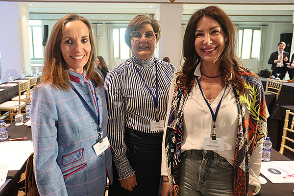 Susana Urrutia, jefa de Servicio de Farmacia Hospitalaria en la Clínica Ercilla Mutualia (Bilbao); Eva Negro, farmacéutica en el Servicio de Farmacia del Hospital de Getafe; y Ainhoa Aranguren, jefa de Servicio de Farmacia del Hospital de La Princesa.