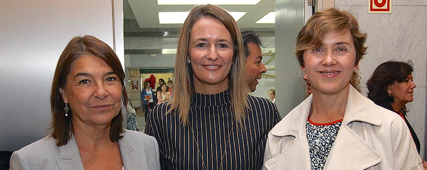 Belén Crespo junto a Marta Moreno, de Novartis Oncology, y Teresa Millán, de Lilly.