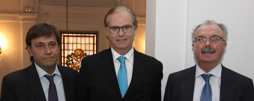 Rafael Borrás, director de Relaciones Institucionales de Teva; Ricardo Freixeira, director general de Teva, y Carlos Lens, subdirector general de Farmacia y Productos Sanitarios del Ministerio de Sanidad. 