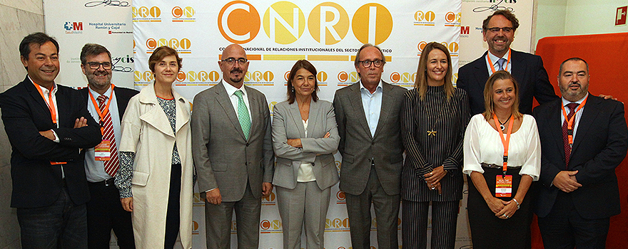 José Vicente Galindo, Jordi Domínguez, Teresa Millán, Natividad Calvente, Antonio Franco y Justo Moreno, todos del Comité Organizador del II Congreso de RRII. En el centro, César Pascual, Belén Crespo y Juan José Equiza.