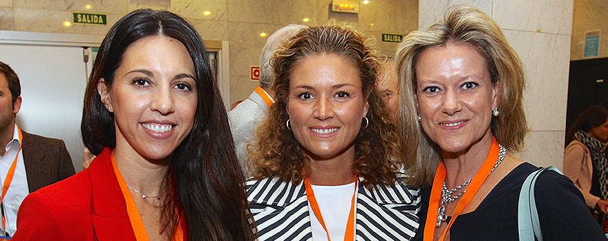 Marta González y Paloma Baria, ambas de Daiichi Sankyo. En el centro, Ana de Mora, de Abbott Nutrición.