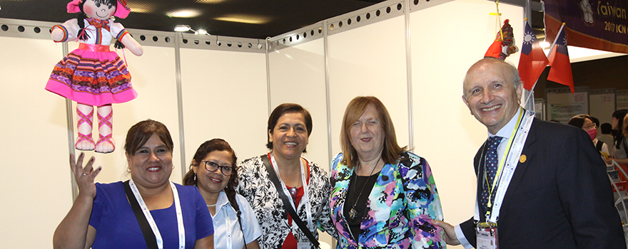 Kennedy y González Jurado posan ante las cámaras en el stand de Taiwan.