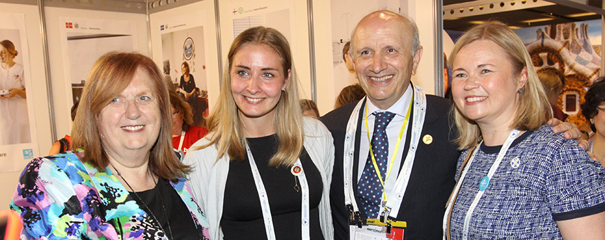 Annette Kennedy y Máximo González Jurado posan con el stand de Nordic Nurses Federation.