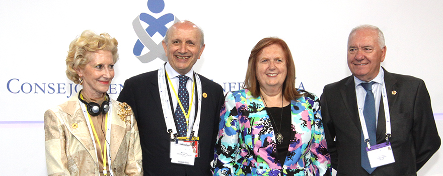 Pilar Fernández, vicepresidenta primera del Consejo General de Enfermería y directora de la Escuela Internacional de Ciencias de la Salud, Máximo González Jurado, Annette Kennedy y Florentino Pérez Raya, vicepresidente del Consejo.