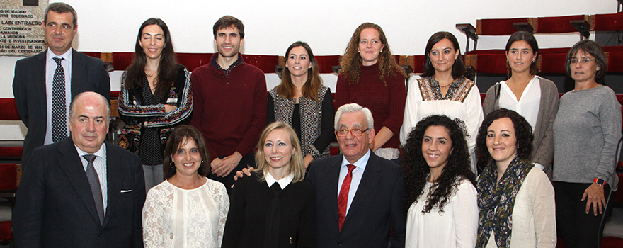 Jesús Sánchez Martos y Ricardo De Lorenzo se fotografían junto a los alumnos del máster en Derecho Sanitario.