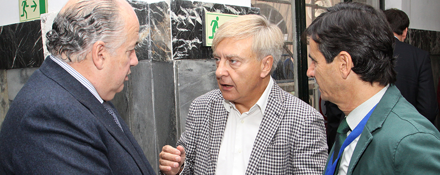 Ricardo De Lorenzo charla con Ignasi Pidevall, director jurídico del Colegio de Médicos de Barcelona, ante Domingo Bello.