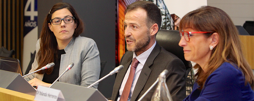 Un momento de la mesa redonda donde han participado Rosa García, David Medina, gerente de la Policlínica Nuestra Señora del Rosario de Ibiza, y Yolanda Herreros. 