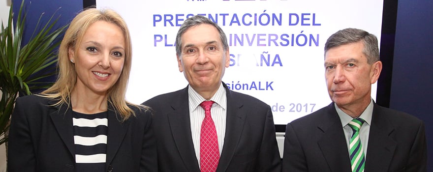 Lucía Gómez, de ALK Abelló; Tomás Chivato, decano de Medicina de CEU-San Pablo, y Manuel Lombardeo, de ALK Abelló. 