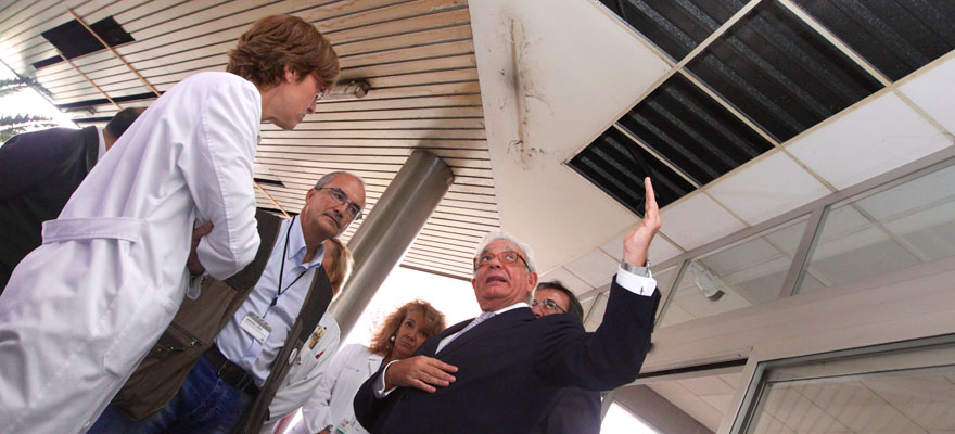 El consejero conversa con el equipo del hospital en otra de las zonas que registró un despredimiento.