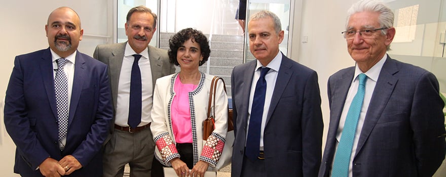 Claudio Fusari, director general de ALK-Abelló; Adolfo Galán, director de Relaciones Institucionales de ALK Abelló; Encarnación Cruz Martos, directora general de Cartera Básica de Sercicios del SNS y Farmacia del Ministerio de Sanidad; Iñaki Betolaza, director de Farmacia de País Vasco, y José Ramón Luis-Yagüe, director de Relaciones con las Comunidades Autónomas de Farmaindustria. 