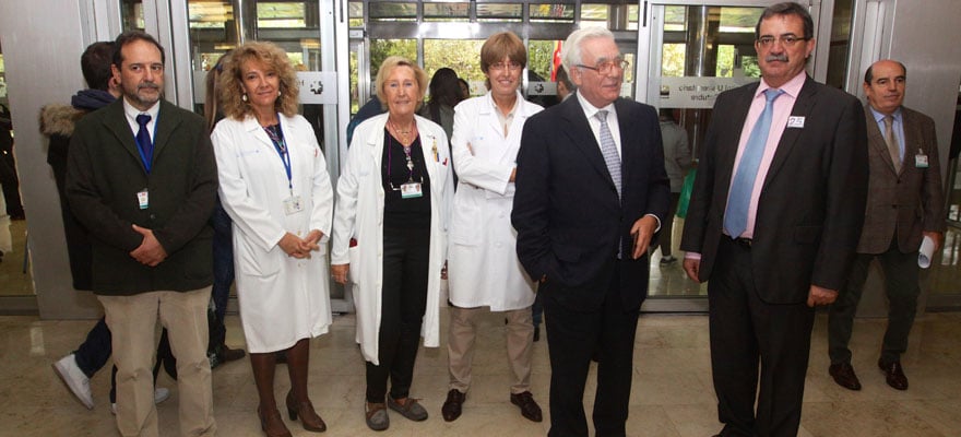 El equipo directivo del hospital posa con el consejero Jesús ánchez Martos y el viceconsejero Manuel Molina.