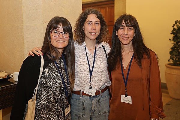 Carolina Mariño, adjunta de farmacia del Hospital de Fuenlabrada; Beatriz Martín, miembro del Grupo de Trabajo de la Sociedad Española de Farmacia Hospitalaria (SEFH); Maria González, coordinadora de Compras de Farmacia y Productos Sanitarios de la Consejería de Sanidad de la Comunidad de Madrid.