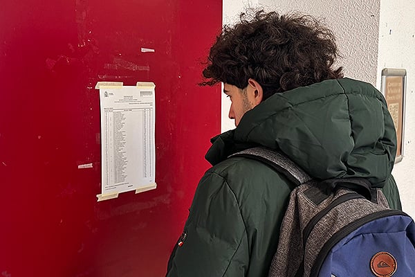 Los aspirantes confirman su aula de examen. 