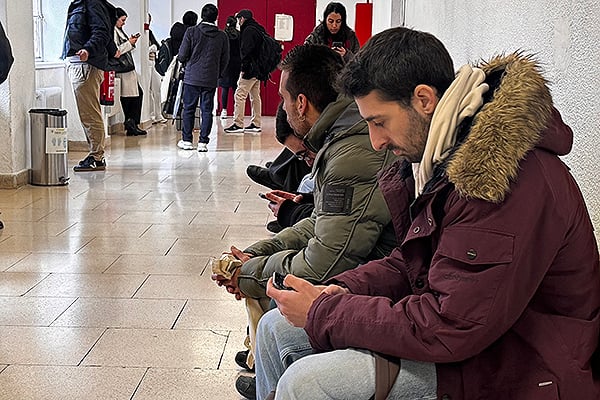 Momentos de realizar los últimos repasos. 