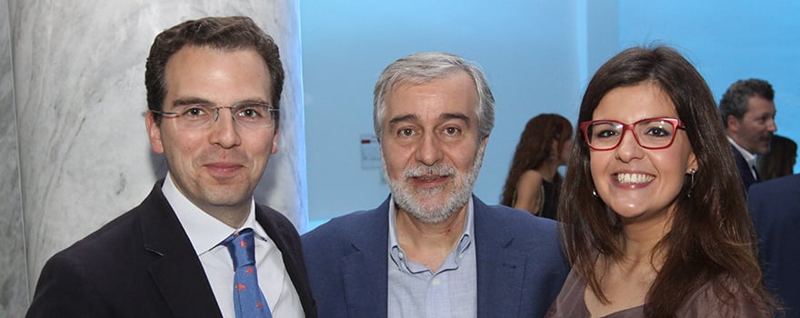 Juan Luis López-Belmonte y Leticia Platero, ambos de Sanofi Pasteur. En el centro, Ángel Gil, vicerrector de la Universidad Rey Juan Carlos. 