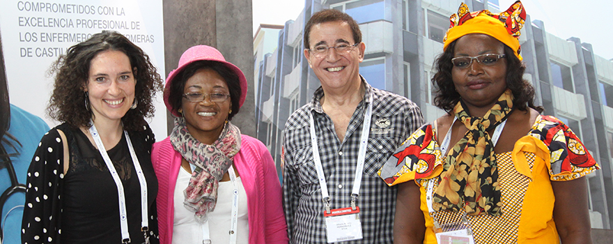 Miriam Blanco,del Consejo de Colegios profesionales de Castilla y León; Delfina Nginamau, de Angola; Alfredo Escaja Fernández, presidente del Consejo de Enfermería de Castilla y León; Francisca Bell Mbock Ngo, de Angola.