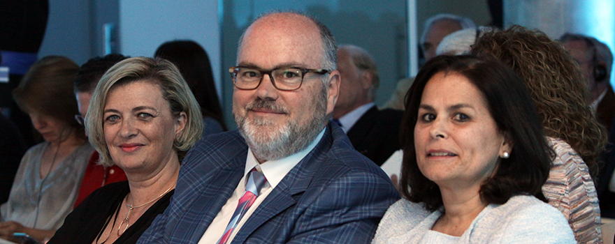 Cristina Lains, directora de Sanofi Pasteur Iberia; Pedro Alsina, director de Relaciones Institucionales de Sanofi Pasteur, y Margarita López-Acosta, directora general de Sanofi en España.