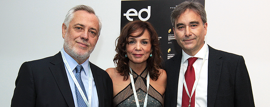 Víctor Aznar, Amelia Amezcua, directora de Fuden, y Manuel Cascos, presidente de Satse. 