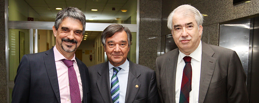 Jaume Pey,  director general de Anefp; Luis González y Emili Esteve, director técnico de Farmaindustria.
