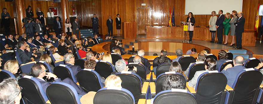 El auditorio escucha la intervención de Dolors Montserrat.