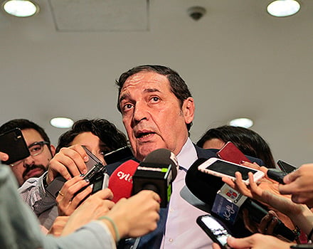 El consejero Sáez Aguado atiende a los medios.
