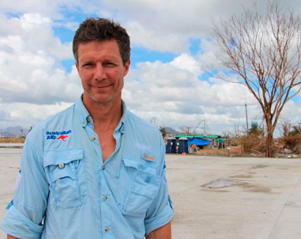 Ian Norton en el aeropuerto de Tacoblan en Filipinas durante la misión del tifón Haiyan. 