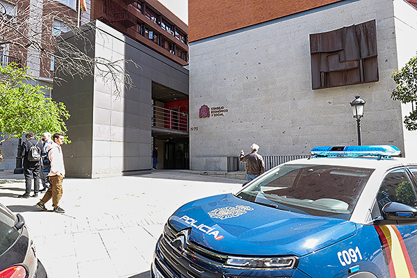 El incendio se ha iniciado en la cuarta planta del edificio ubicado en el número 73 de la calle Huertas.