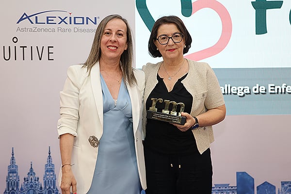 Raquel Vázquez, subdirectora General de Atención Hospitalaria de la Consellería de Sanidade de Galicia, entrega el premio a Carmen López Rodríguez, directora Sociosanitaria de la Federación Gallega de Enfermedades Raras e Crónicas (Fegerec).
