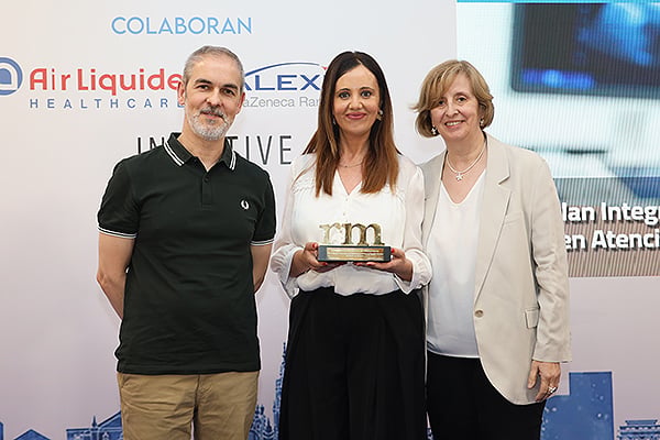 Pilar Rodríguez Ledo, presidenta de la Sociedad Española de Médicos Generales y de Familia (SEMG), entrega el premio a Monserrat Guerra, jefa de Servicio de Gestión y Análisis de datos en Atención Primaria y de Desarrollo Estratégico de la Consellería de Sanidad de Galicia; y Mario Mosquera, director del Área de Gestión del Conocimiento y el Talento de la Agencia Gallega para la Gestión del Conocimiento en Salud.