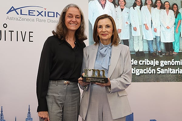 Ana Ojanguren, directora de Relaciones Institucionales y Comunicación de Alexion Iberia, entrega el premio a María Luz Couce, directora Científica del Instituto de Investigación Sanitaria de Santiago de Compostela (IDIS).