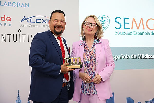 Sofía López, directora General de Planificación y Reforma Sanitaria de la Consellería de Sanidade de Galicia, entrega el premio aKeith Albert Foo Gil. Presidente de la Sociedad Española de Médicos Generales y de Familia de Galicia.