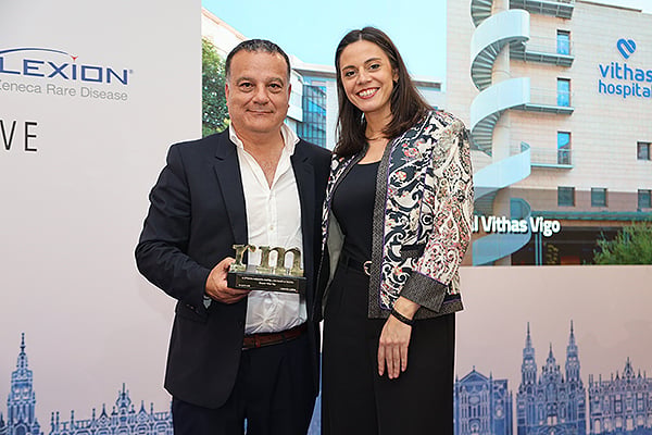Mamen Vázquez, CEO de Redacción Médica; y María Zugasti Grandes. Responsable de Relaciones Institucionales de la Federación Española de Empresas de Tecnología Sanitaria (Fenin), entrega el premio a Ciro Andrés Cabezas Chechi. Director Gerente del Hospital Vithas Vigo.