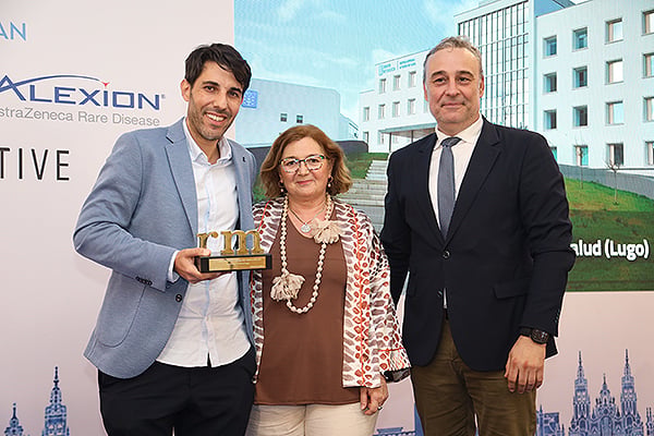 José Ramón Parada, gerente del Servicio Gallego de Salud (Sergas), entrega el premio a Jonathan Grandio, director de Atención Primaria del Área Sanitaria de Lugo, A Mariña y Monforte de Lemos.